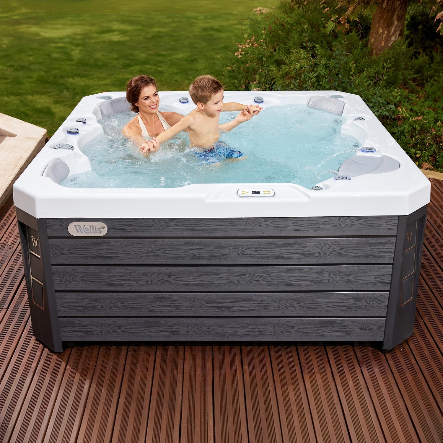 Wellis_Prague_Life_hot_tub_lifestyle2