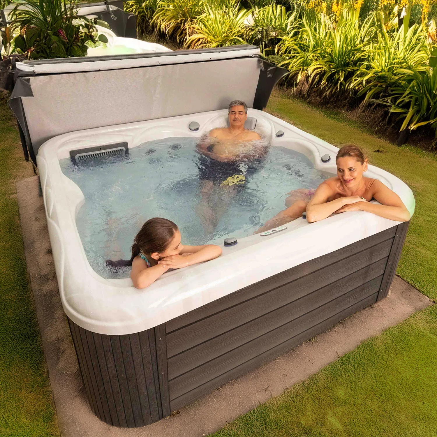 Wellis_Venus_hot_tub_lifestyle_6.jpg