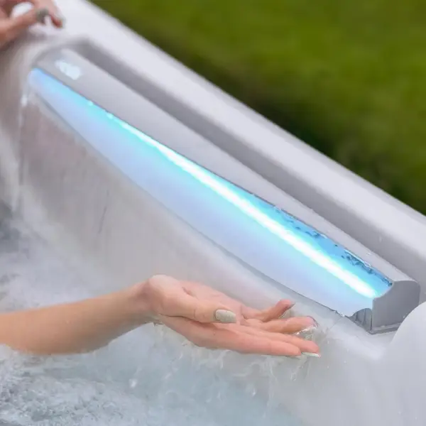 spa en casa moderno Wellis iluminacion led cascada